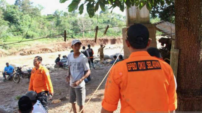 Banjir bandang menerjang belasan rumah warga di Kabupaten Ogan Komering Ulu (OKU) Selatan, Sumatera Selatan, Jumat, 10 Maret 2023.