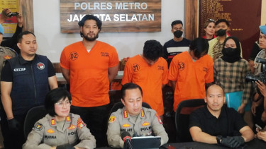 Pesinetron Ammar Zoni ditahan polisi karena mengonsumsi narkoba.