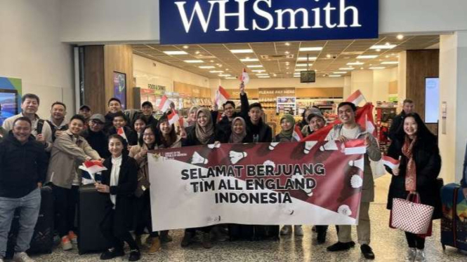 Suporter menyambut skuad bulutangkis Indonesia di All England 2023
