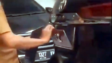 VIVA Otomotif: Pengemudi Fortuner menukar pelat nomor mobil dinas