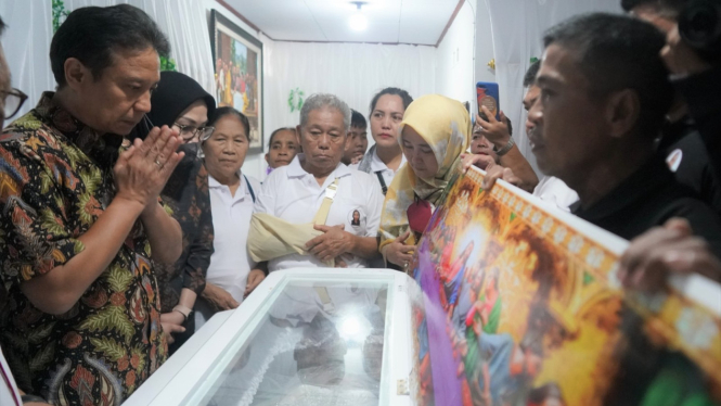 Menkes Budi Gunadi berbela sungkawa ke rumah dr Mawar.