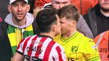 Ribut, bintang Sunderland Luke O'Nien cium pemain lawan.