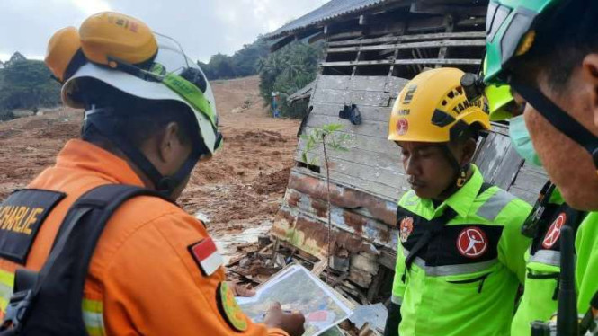 Tim SAR gabungan saat mencari korban tanah longsor di Serasan, Natuna, Kepri, Senin, 13 Maret 2023.