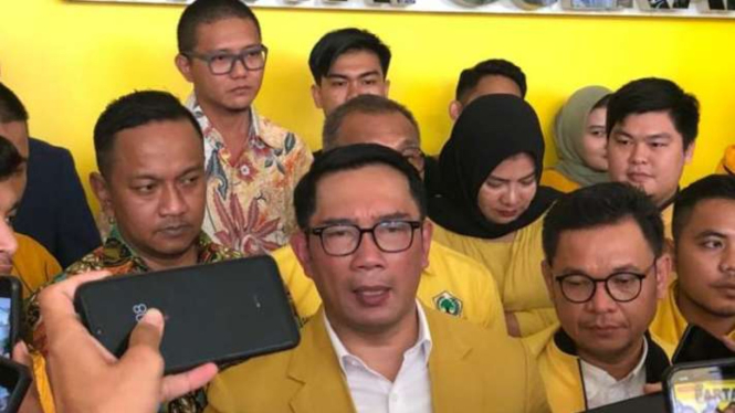 Wakil Ketua Umum Partai Golkar Ridwan Kamil saat memberikan keterangan kepada wartawan di kantor pusat Partai Golkar, Jakarta, Senin, 13 Maret 2023.