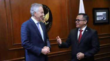 Menteri Pendayagunaan Aparatur Negara dan Reformasi Birokrasi Abdullah Azwar Anas saat menerima kedatangan Tony yang juga merupakan Executive Chairman Tony Blair Institute, di Kantor Kementerian PAN-RB, Jakarta, Senin, 6 Maret 2023.