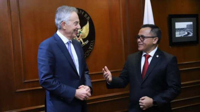 Menteri Pendayagunaan Aparatur Negara dan Reformasi Birokrasi Abdullah Azwar Anas saat menerima kedatangan Tony yang juga merupakan Executive Chairman Tony Blair Institute, di Kantor Kementerian PAN-RB, Jakarta, Senin, 6 Maret 2023.