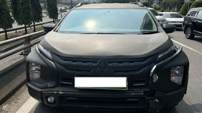 Mobil Mitsubishi Xpander pelat dinas TNI AD menabrak mobil warga di Pancoran