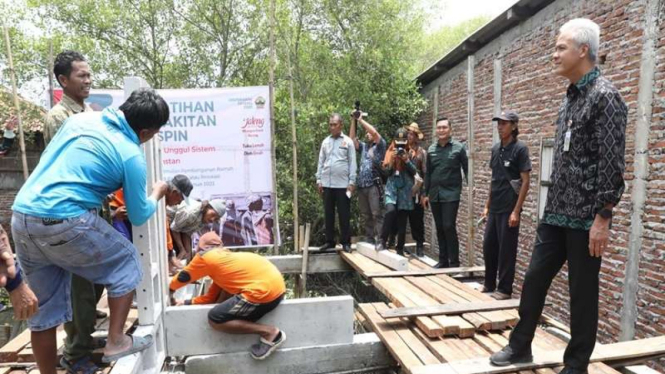 Ganjar Pranowo meninjau bantuan Ruspin di Desa Bedono