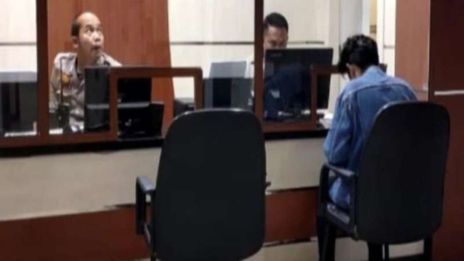 Seorang pria melaporkan ayah tiri karena menyiram ibunya dengan air keras.