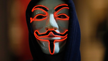 Peretas atau hacker.