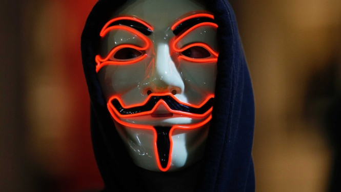 Peretas atau hacker.