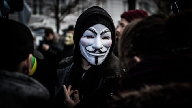 Peretas atau hacker.