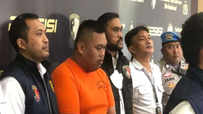 Ajudan Pribadi saat dihadirkan dalam jumpa pers di Mapolres Metro Jakarta Barat