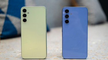 Samsung Galaxy A34 (kiri) dan Galaxy A54 (kanan).