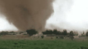 Tangkapan layar video  tornado pasir besar menghantam gurun kota Taif di Arab Sa