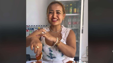 Lina Mukherjee makan daging babi