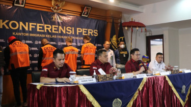 Kepala Divisi Keimigrasian Kantor Wilayah Kementerian Hukum dan HAM Bali Barron Ichsan (tengah), dan Kepala Kantor Imigrasi Kelas I Khusus TPI Ngurah Rai Sugito (kanan) di Kantor Imigrasi Ngurah Rai, Badung, Bali, Kamis (16/3/2023) memberi keterangan kepa