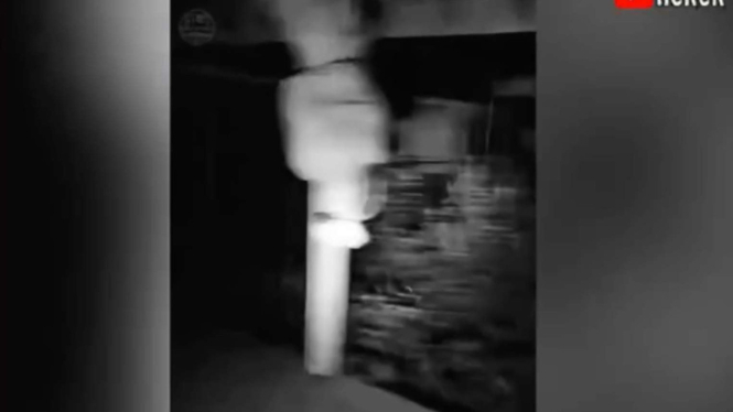 Penampakan Pocong Terbalik 