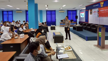 Seminar karir dan edukasi keselamatan berkendara untuk pelajar SMK.