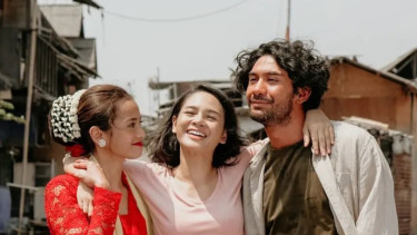 Akting Andien bareng Acha Septriasa-Reza Rahadian di film Surga Di Bawah Langit