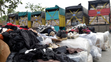 Pakaian bekas hingga sepatu bekas hasil impor dimusnahkan Kemendag.