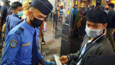 Petugas Bandara Soekarno-Hatta, Tangerang, Banten, saat melakukan pemeriksaan terhadap calon penumpang.