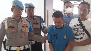 Pelaku mutilasi (baju biru)