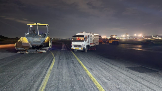 Perbaikan landasan pacu atau Runway Bandara Halim Perdanakusuma jelang Lebaran.