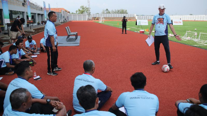 Pelatih Timo Scheunemann memberikan pelatihan kepada guru sekolah dasar (SD)