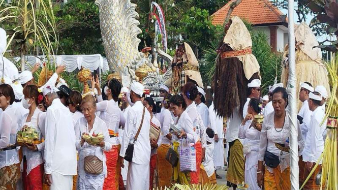 Prosesi ritual Melasti yang dilakukan oleh Umat Hindu Bali di Pantai Seminyak.