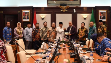 Ketua Tim Panja Komisi II, DPR RI Saan Mustopa bertukar cenderamata usai kunker