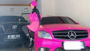 Foto-foto Istri Pejabat Setneg Pamer Mobil