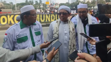 Koordinator Lapangan (Korlap) aksi, Buya Husein (tengah) di Patung Kuda, Jakpus.