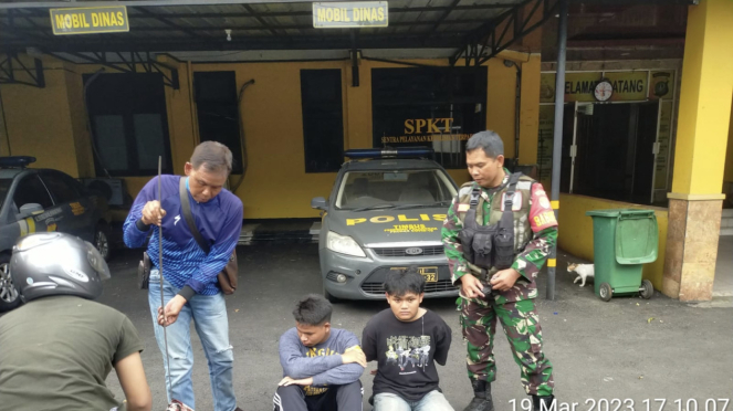 VIVA Militer: Prajurit TNI AD tangkap 3 pemuda pembawa celurit raksasa