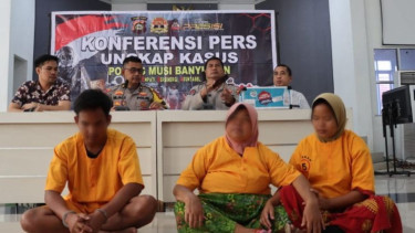 Pelaku Neni (tengah) serta menantu dan anaknya saat dirilis polisi.