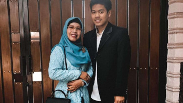 Syabda Perkasa Belawa bersama sang Ibu