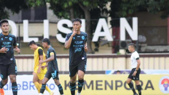 Pemain Arema FC, Rizky Dwi rayakan gol ke gawang Persikabo 1973