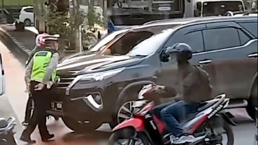 VIVA Otomotif: Viral polisi diseruduk Toyota Fortuner