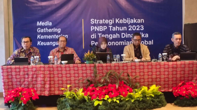 Direktur Jenderal Anggaran Kementerian Keuangan (Kemenkeu) Isa Rachmatarwata. (kedua dari kiri)