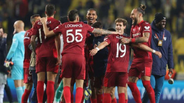 Pemain Sevilla rayakan gol