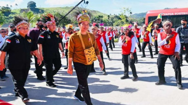 Presiden Jokowi bersama Menhan Prabowo, Kepala BIN Budi Gunawan di Papua