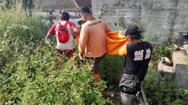 Proses evakuasi jenazah tanpa identitas yang ditemukan di plafon rumah kosong