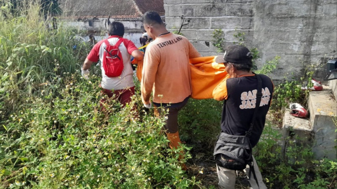 Proses evakuasi jenazah tanpa identitas yang ditemukan di plafon rumah kosong