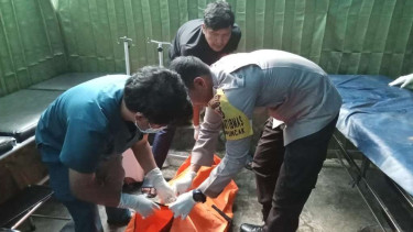 Polisi dan petugas medis mengevakuasi satu jenazah seorang pria usai kontak tembak antara kelompok kriminal bersenjata (KKB) dengan aparat TNI-Polri di Kampung Mundidok, Kabupaten Puncak, Papua, Rabu, 23 Maret 2023.