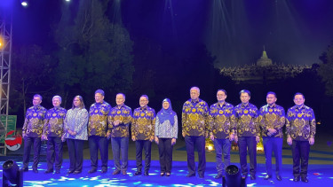 Jajaran Menteri Ekonomi ASEAN pakai batik Garuda Kencana. 