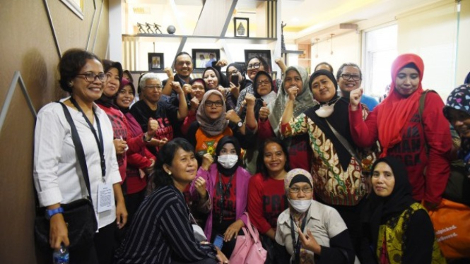 Wakil Ketua Badan Legislatif DPR RI Willy Aditya berfoto bersama dengan 40 PRT