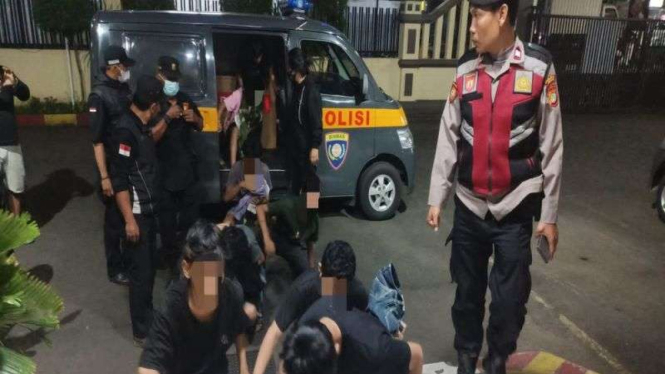 Ilustrasi polisi mengamankan remaja yang diduga hendak tawuran