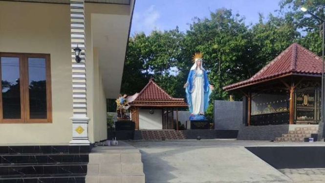Patung Bunda Maria di Kulon Progo DIY ditutup terpal biru oleh pemiliknya 