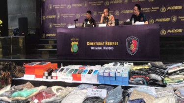 Polda Metro Jaya menggerebek gudang pakaian bekas impor ilegal