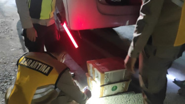 Petugas saat razia burung kecial di Pelabuhan Poto Tano Sumbawa Barat